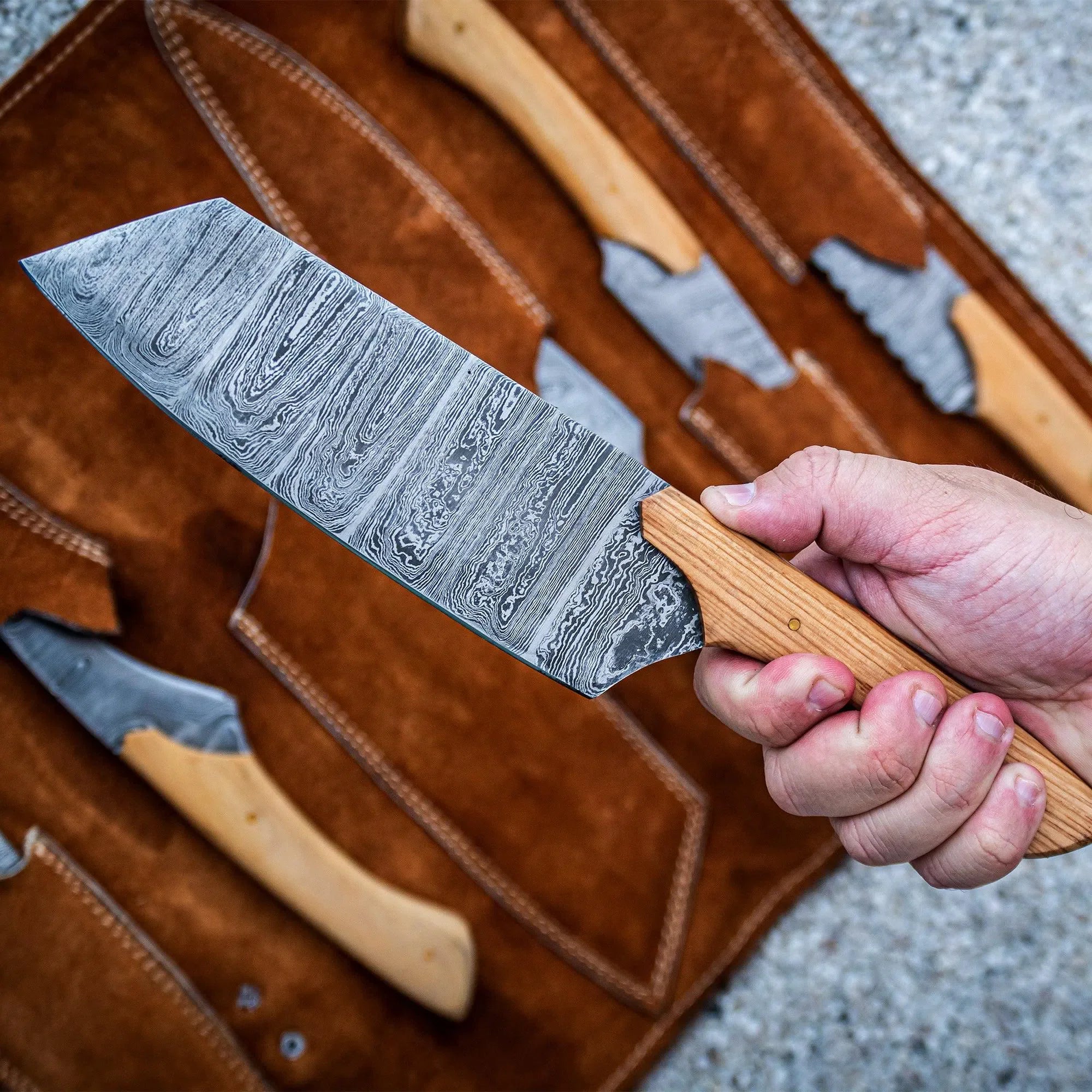Kit De 6 Facas De Cozinha Artesanais Em Aço Damasco 256 Camadas Com Cabo De Madeira De Oliveira E Bolsa De Rolo De Couro Facas Artemano – Let's Eat It
