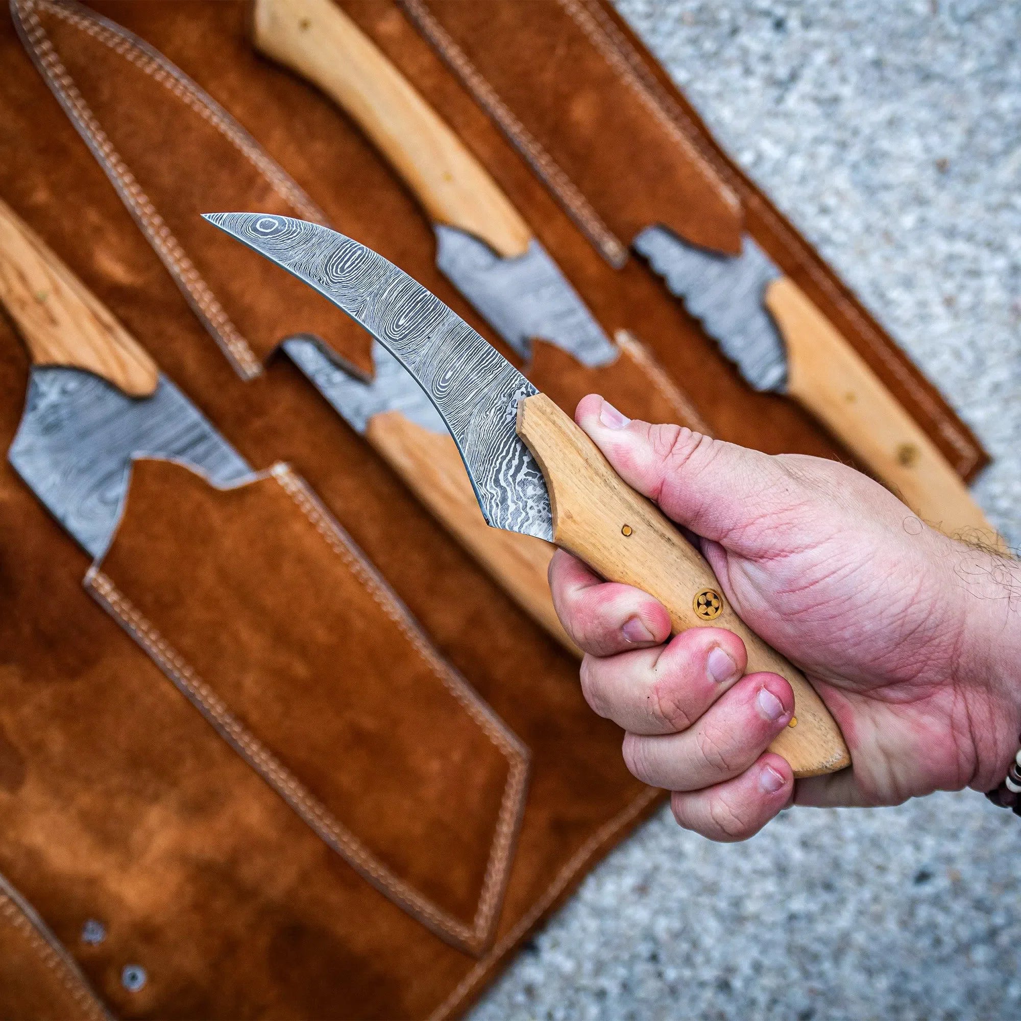 Kit De 6 Facas De Cozinha Artesanais Em Aço Damasco 256 Camadas Com Cabo De Madeira De Oliveira E Bolsa De Rolo De Couro Facas Artemano – Let's Eat It