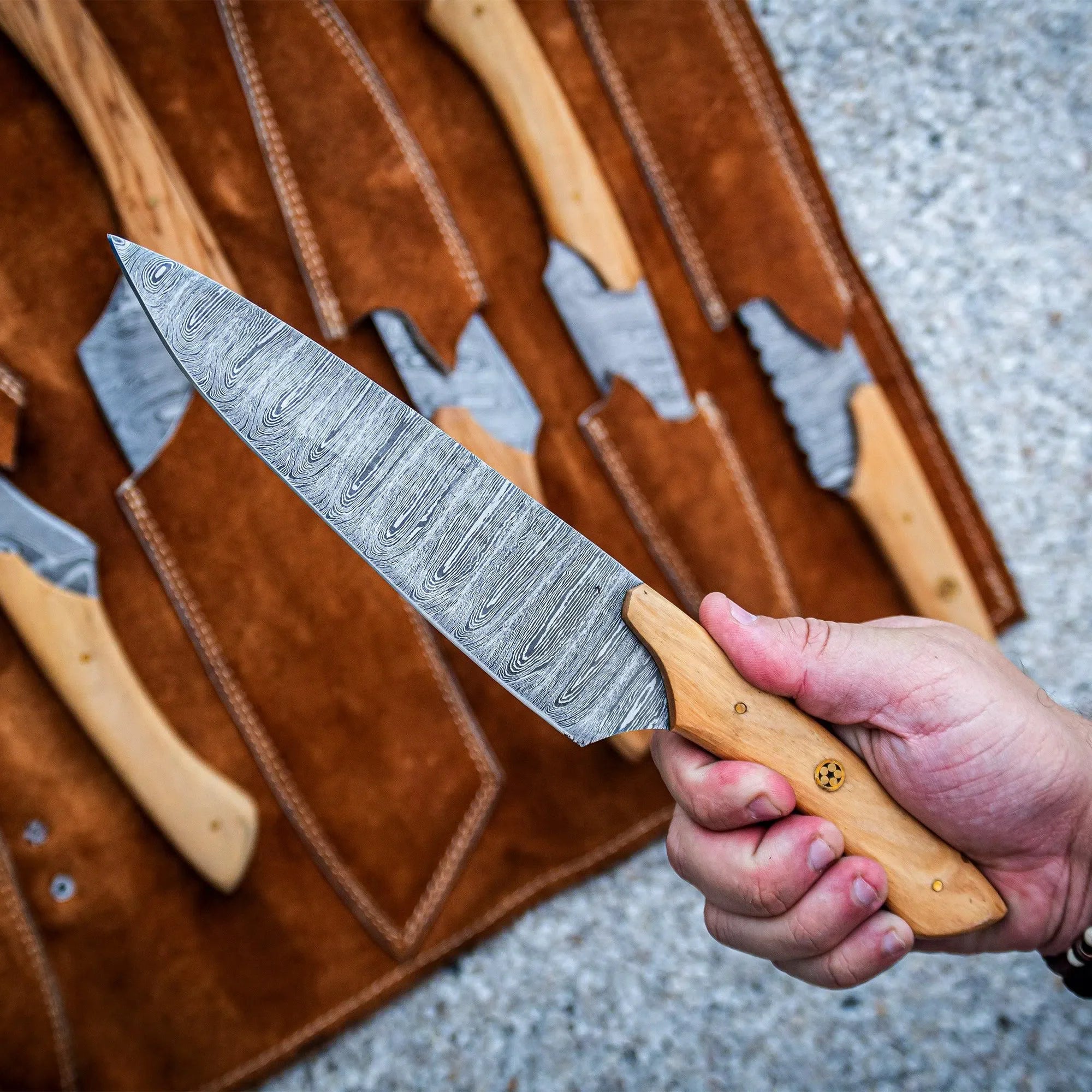 Kit De 6 Facas De Cozinha Artesanais Em Aço Damasco 256 Camadas Com Cabo De Madeira De Oliveira E Bolsa De Rolo De Couro Facas Artemano – Let's Eat It