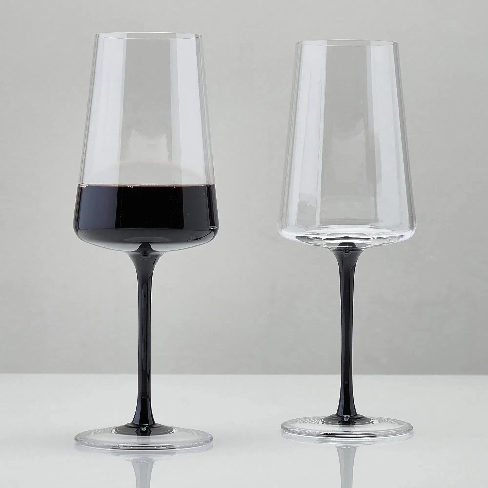 Kit com 2 Taças de Vinho em Vidro Cristalino Linha Coloratta com Haste Preta 500ml Artemano