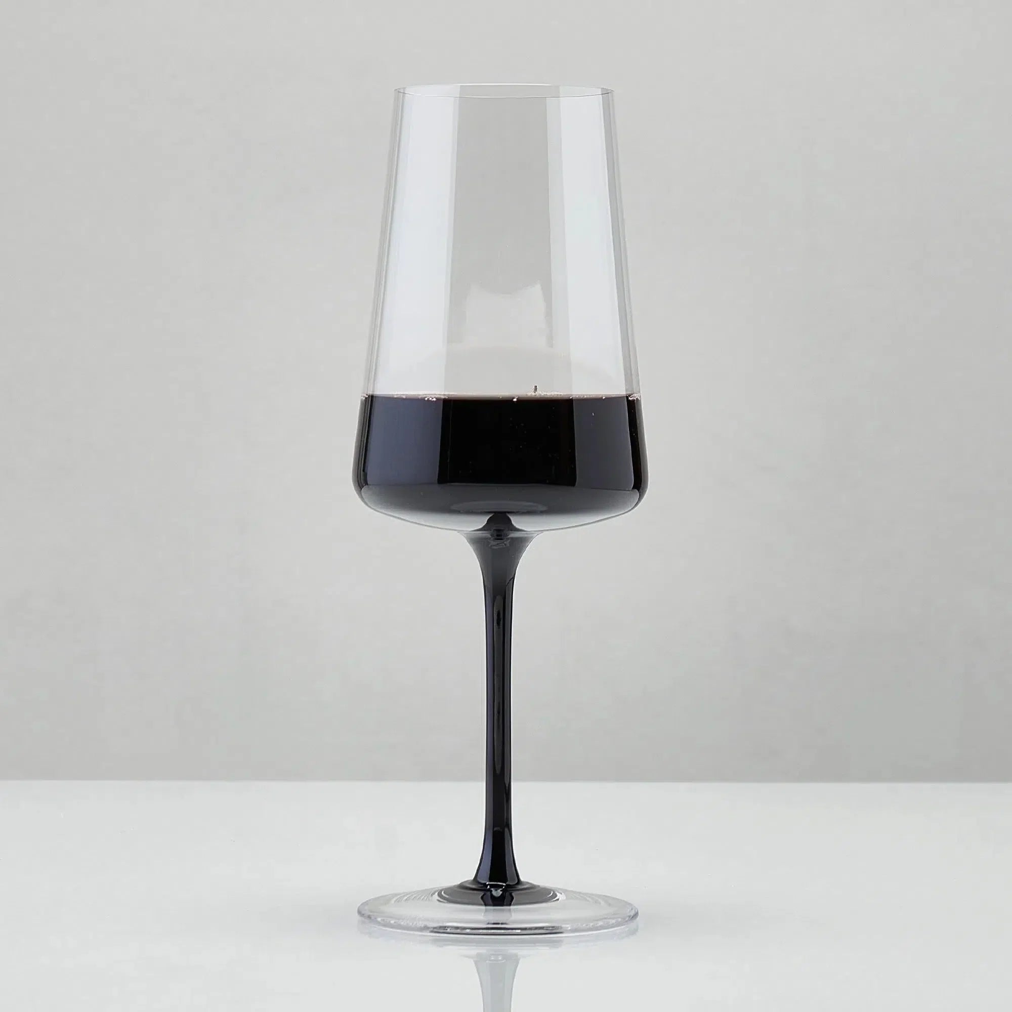 Kit com 2 Taças de Vinho em Vidro Cristalino Linha Coloratta com Haste Preta 500ml Artemano