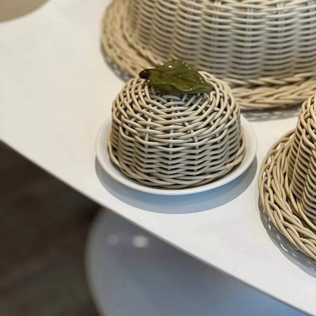 Manteigueira Folha de Porcelana e Vime Trançado Camurça