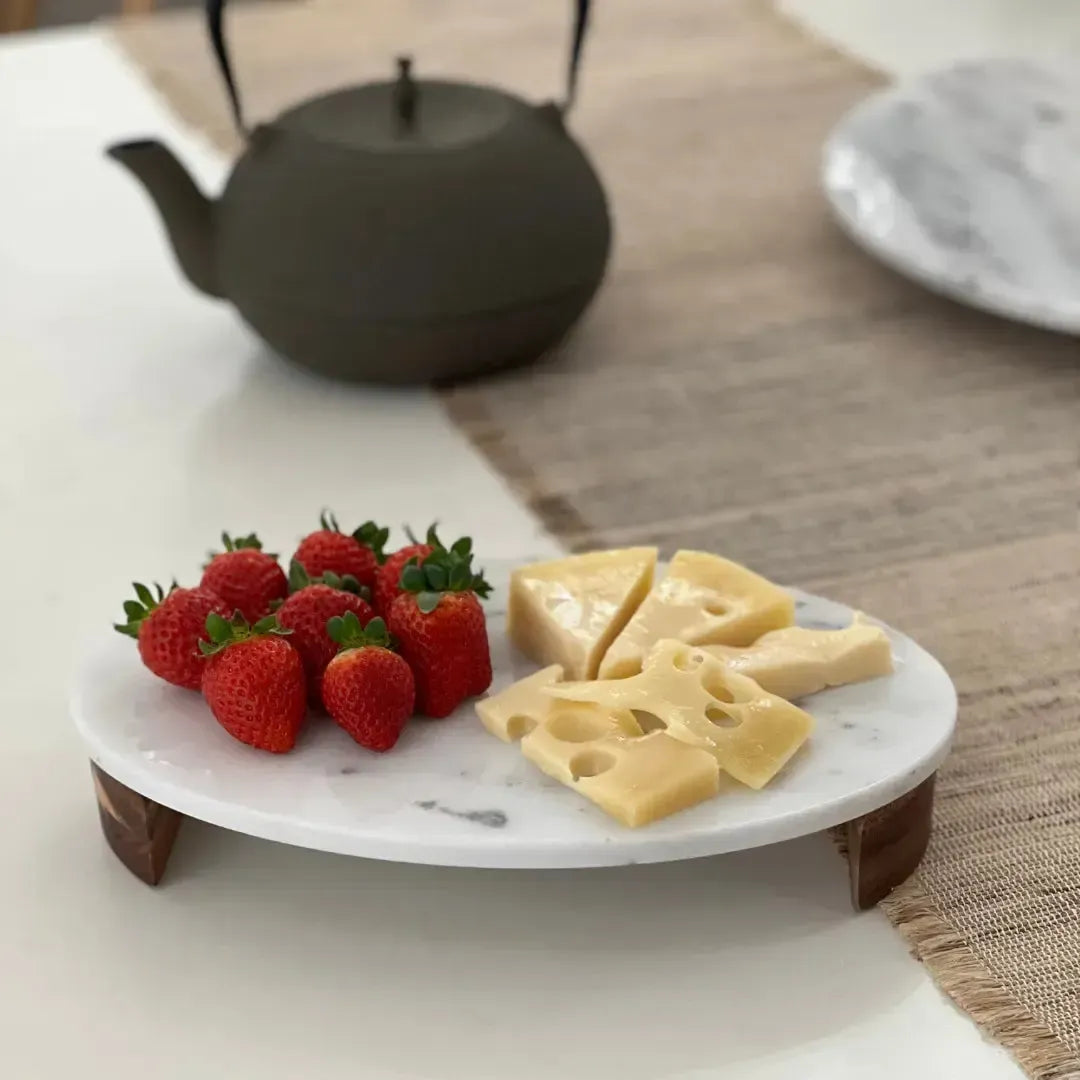 Tábua Oval para Aperitivos Mármore Branco Pés de Madeira 5x30x20cm Linha Refúgio