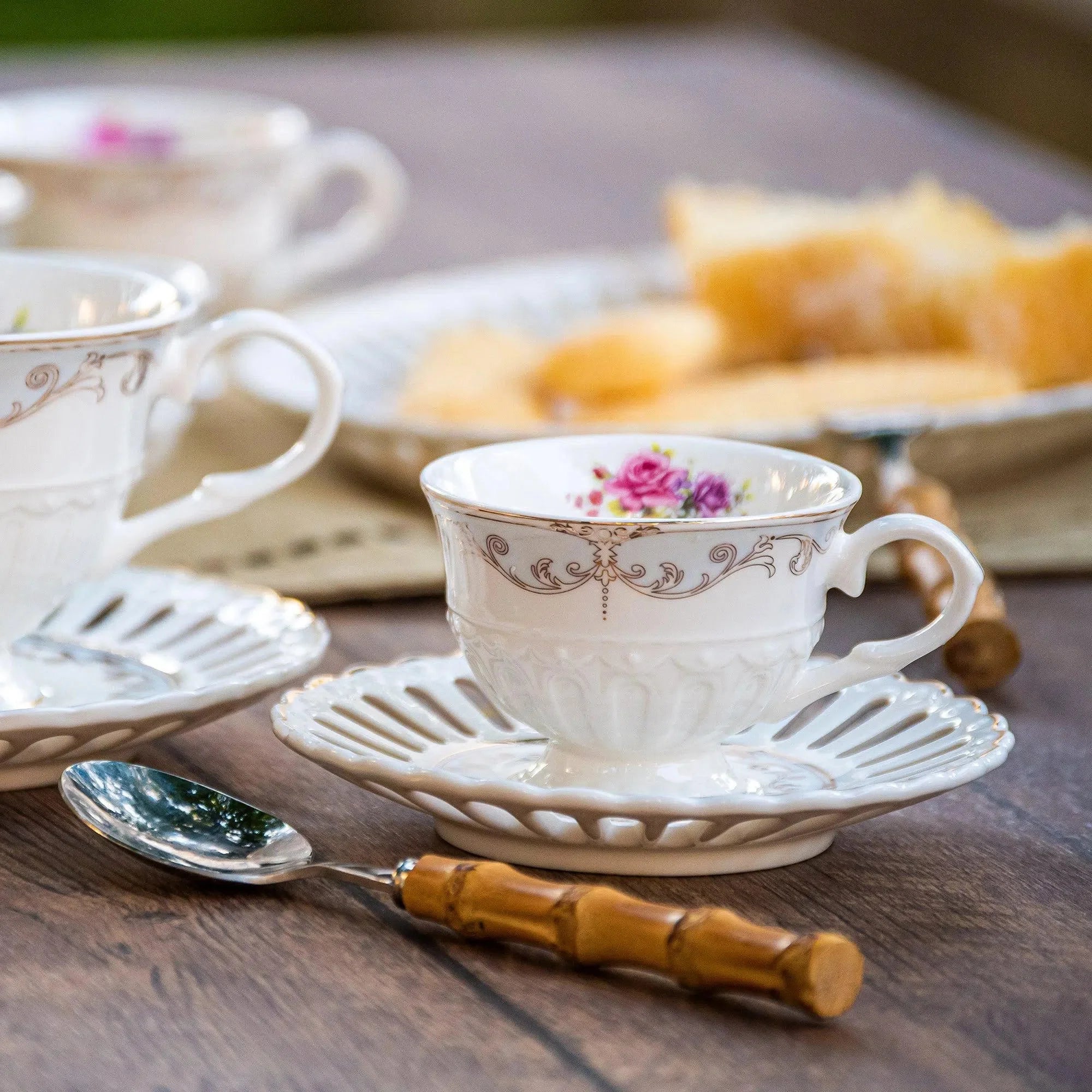 Jogo 6 Xícaras de Café com Pires New Bone China Mon Cheri 80ml L'Hermitage