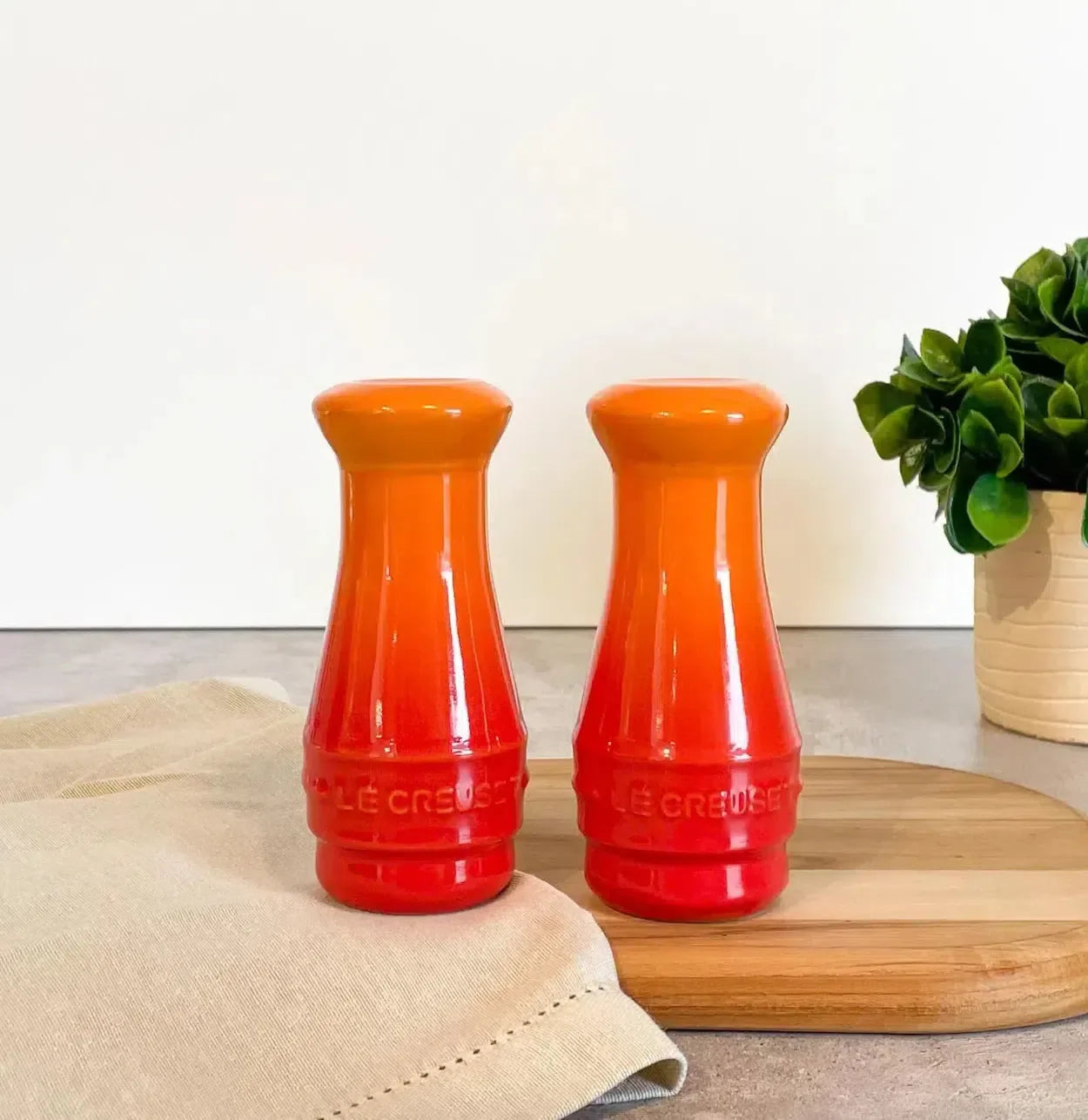 Kit com Saleiro & Pimenteiro Cerâmica Laranja 110ml Le Creuset
