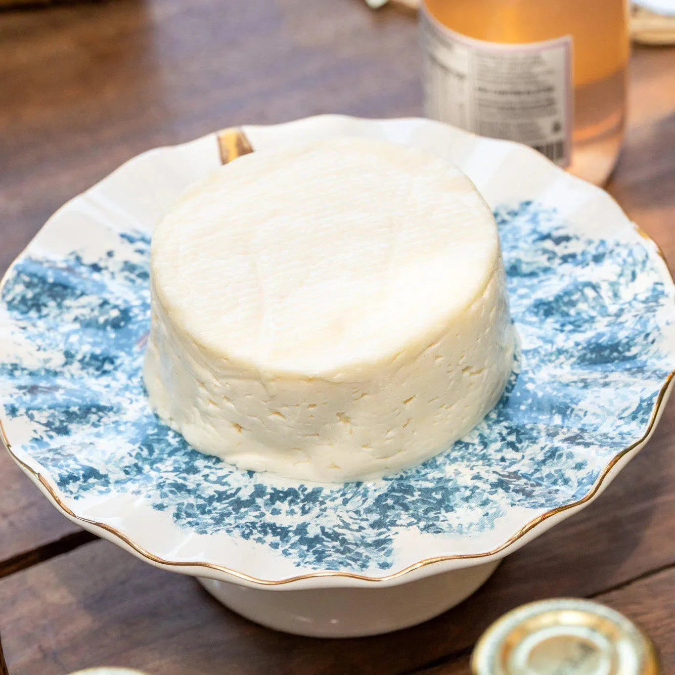 Porta Petit Four com Pé Cerâmica Ypê Azul com Filete de Ouro Scalla