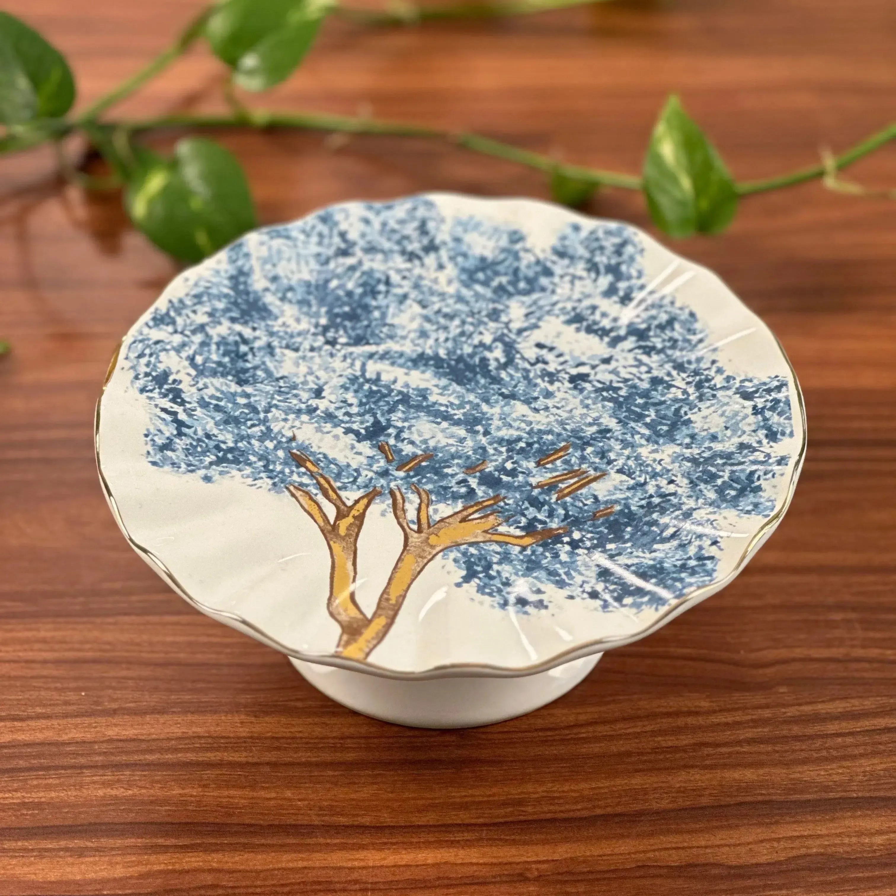 Porta Petit Four com Pé Cerâmica Ypê Azul com Filete de Ouro Scalla