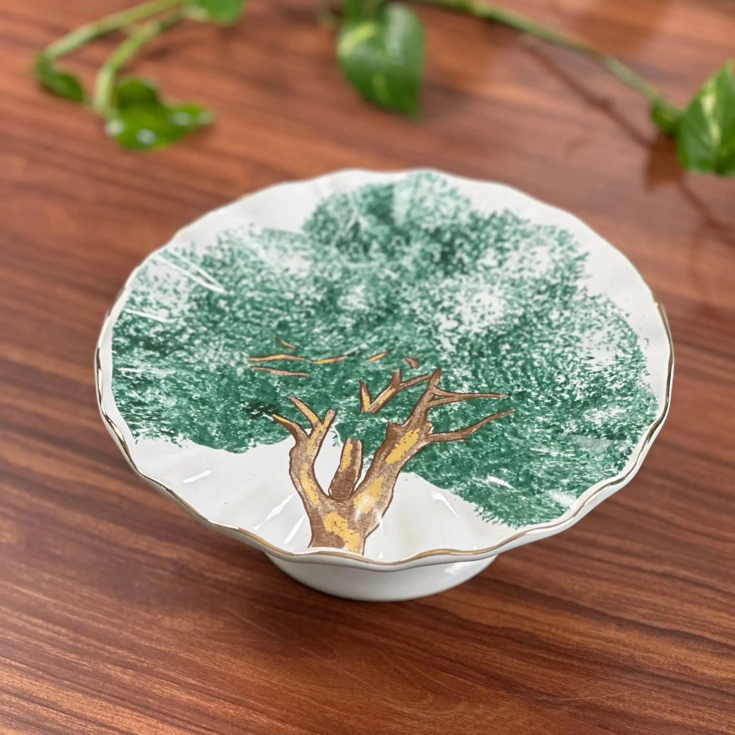 Porta Petit Four com Pé Cerâmica Ypê Verde com Filete de Ouro Scalla