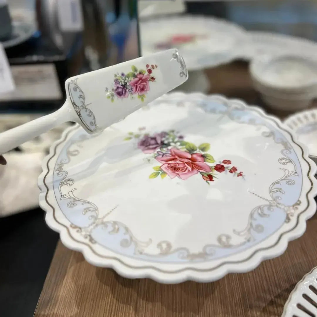 Prato para Bolo com Pé e Espátula New Bone China Mon Cheri 26x10,5cm L'Hermitage